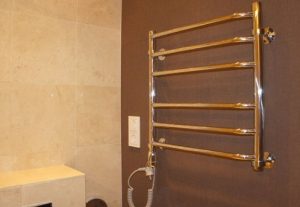 Установка электрического полотенцесушителя в ванной в Артеме